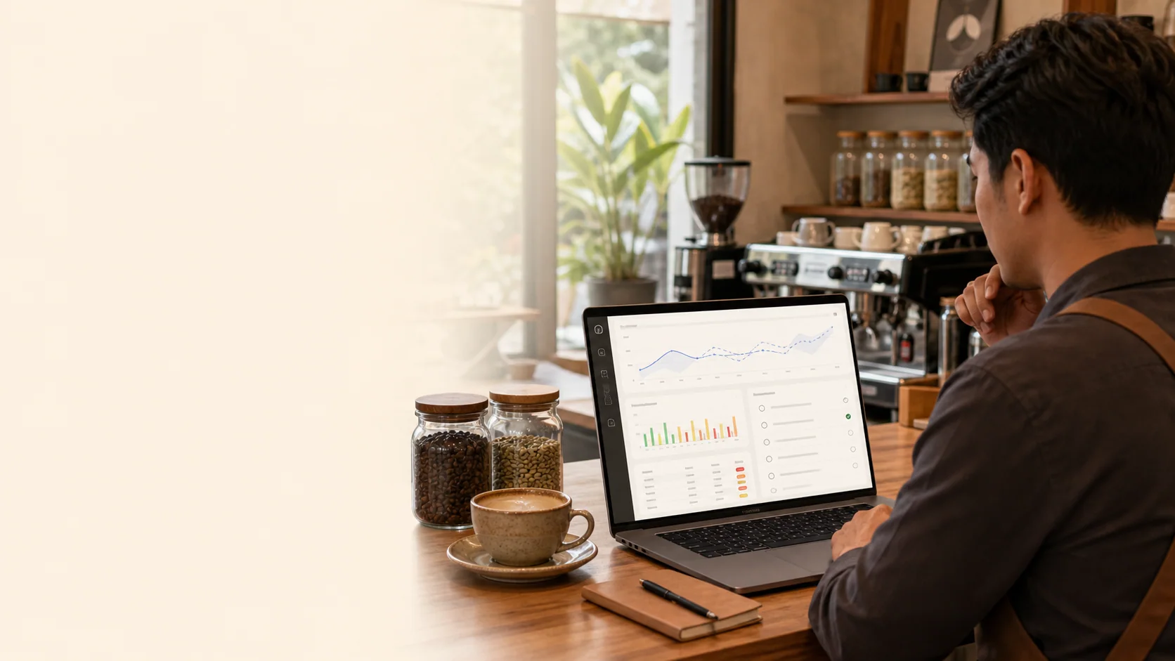 Pengelola coffee shop melihat dashboard operasional di laptop